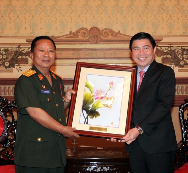 Ho Chi Minh City leader greets Lao defense minister - ảnh 1